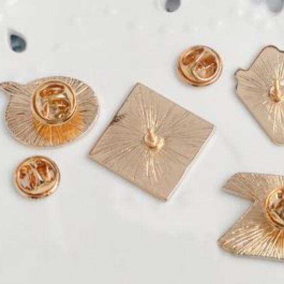 Comic Book Pin Brooch - Picture 3 of 3